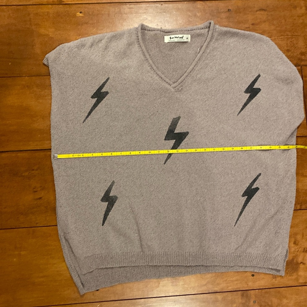 Struck by You sleeveless sweater size M